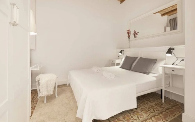 Welcoming 2 Bed With Balcony in Gracia