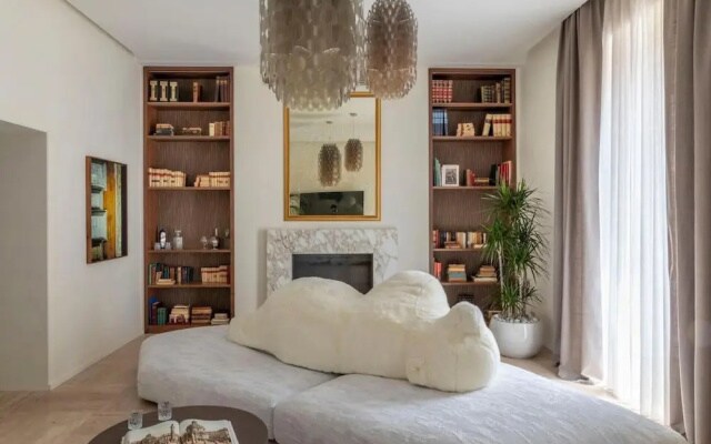 Luxurious Apartment in Rome