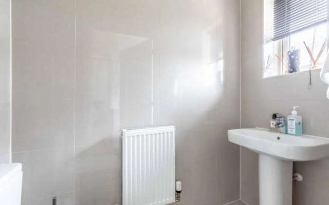 Stylish 4 Bed/2 Bath & Parking - Pinewood/Heathrow