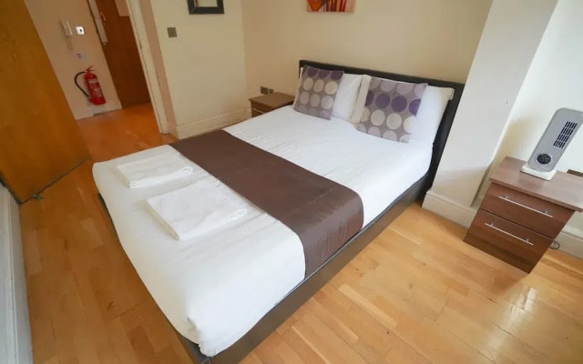 Cosy 2-bed 2 Bathroom Apartment in London