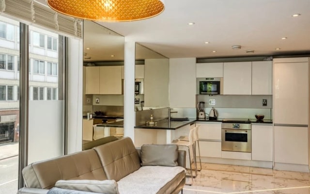 Stylish 1bdr Apt W/balcony, Near Victoria Station