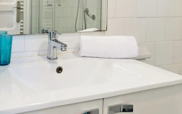 3 Bedroom Apt W/balcony 4 min to Tube
