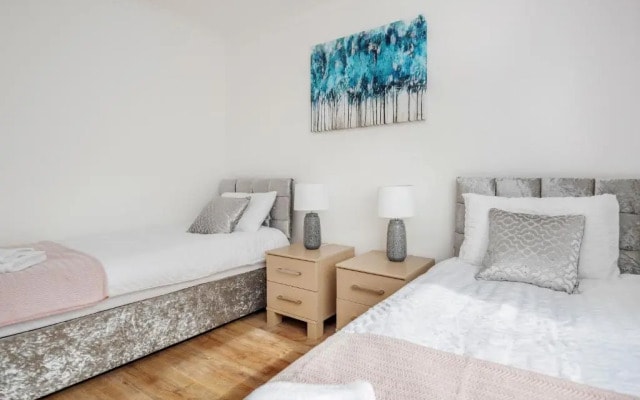 Lovely 4-bedroom House Near Romford Station