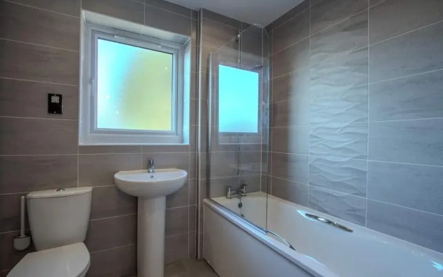 Modern 2-bed House In Swinton - Private Parking
