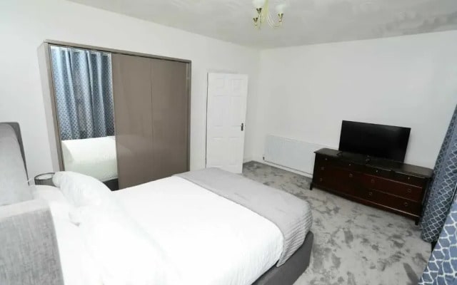 Impeccable 3-bed House in Plumstead, London
