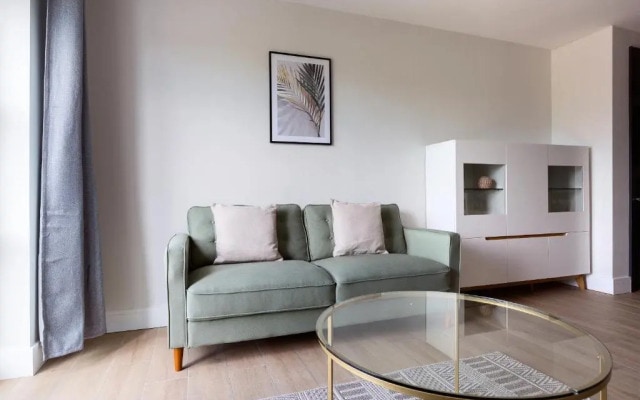 Elegant 2 Bed Flat with Balcony in Finchley