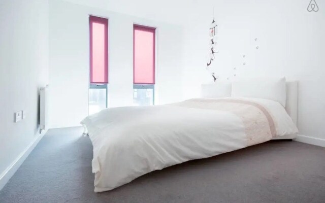 Bright 1BR Flat - 10 min Canary Wharf