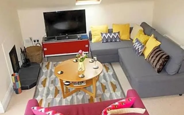 Priory House Apartments (no parties allowed)