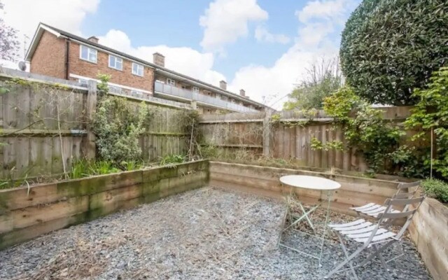 Gorgeous Refurbished 2 Bedroom Apartment With Garden