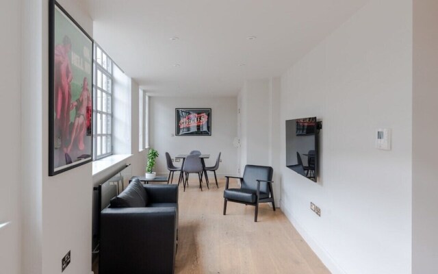 The Eyre Suite Four - Farringdon - by Frankie