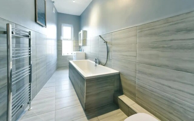 4 Bedroom, 2 Bathroom House - Free Parking