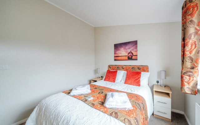 2 Bed Cabin - Sleeps 4 - Pets - 5 min to Beach