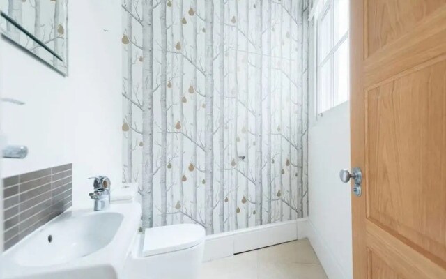 Beautifully designed 3 bed apartment in Bayswater