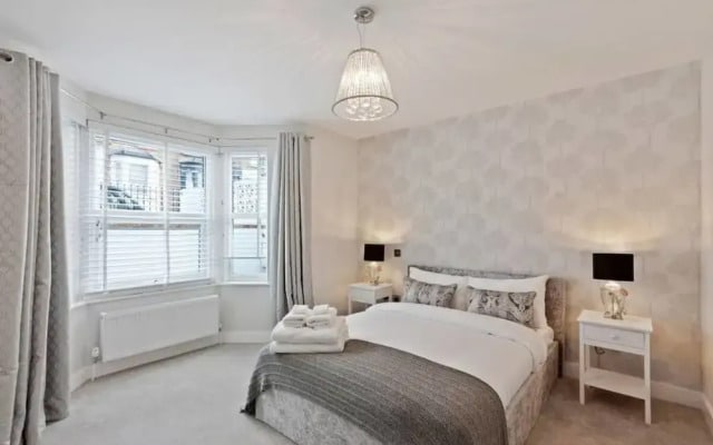 Contemporary 2bed&bath Apt W/patio in North London