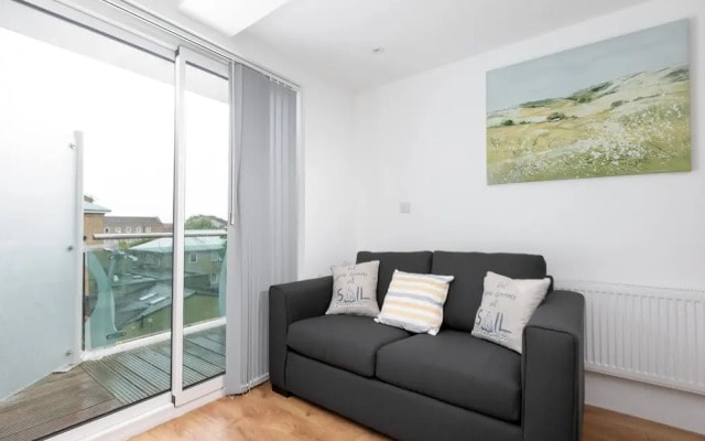 Skyvillion 2bed Enfield Flat W Balcony - Parking
