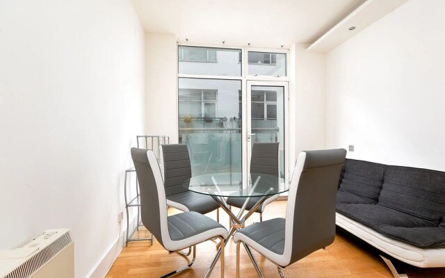 Holloway Road Apartments (Peymans)