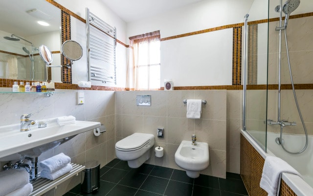 Golden Well Hotel