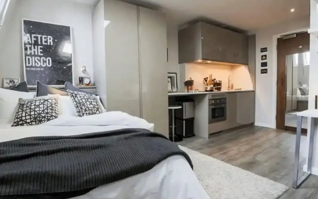 Student Only Vita Crosshall Street