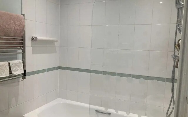 Bright London Retreat Near North Acton Tube