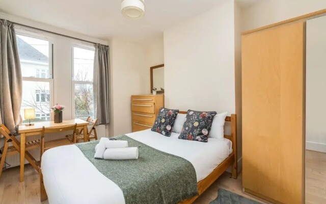 Spectacular 2BD Flat in Shepherds Bush