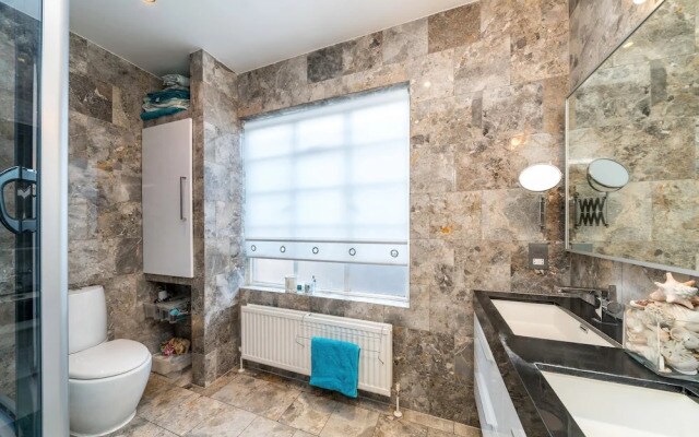 Modern 2Bd Riverside Flat In Fulham