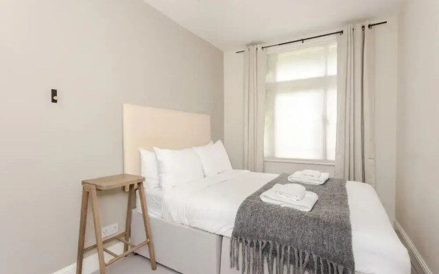 Beautiful 5 Bedroom Home With Garden in South Kensington