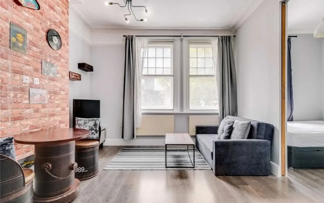 Beautiful flat Next to Victoria Station