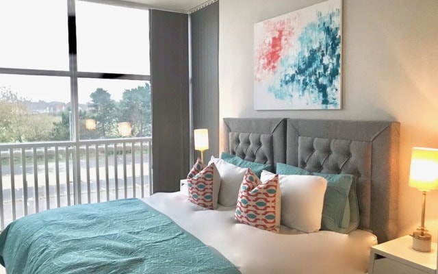 Heathrow Airport Apartments (Peymans)