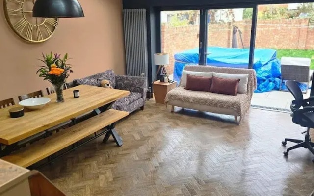 Spacious 4-bed House Close to LHR and London