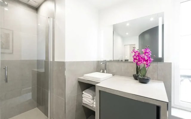 Luxury 3BDR Le Louvre II by Livinparis