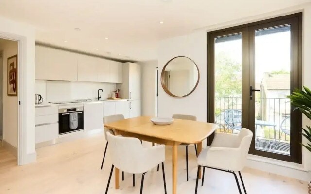 The South Wimbledon Hideout - Fancy 1bdr Flat With Balcony