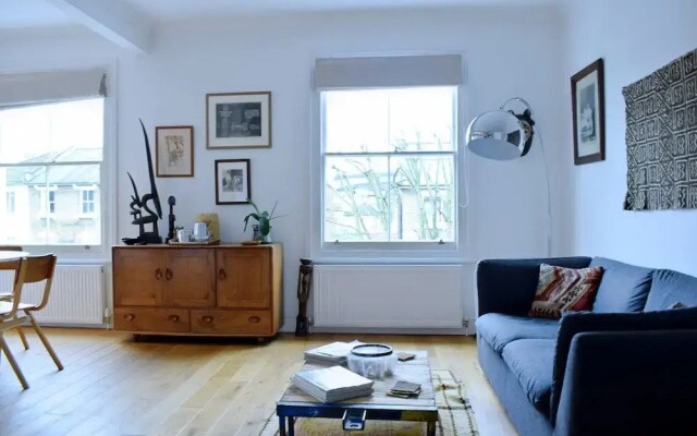 Contemporary 1 Bedroom Highbury Flat With Roof Terrace