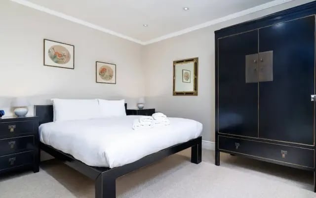 Luxury 2BR Flat in Knightsbridge W/patio, 4 Guests