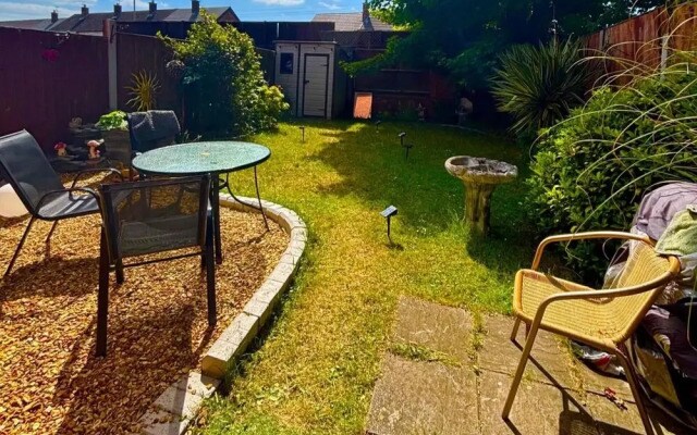 2-bed House, Sleeps 4, Garden, 10 Mins to Anfield