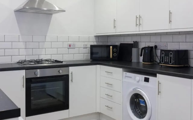 Lovely 4-bed House in Liverpool