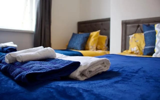 Green Corner House Sleeps 6 & Free Parking