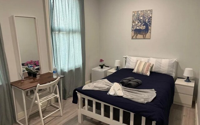 Apartment - Sleeps 2 - Acton Park & Stn Close