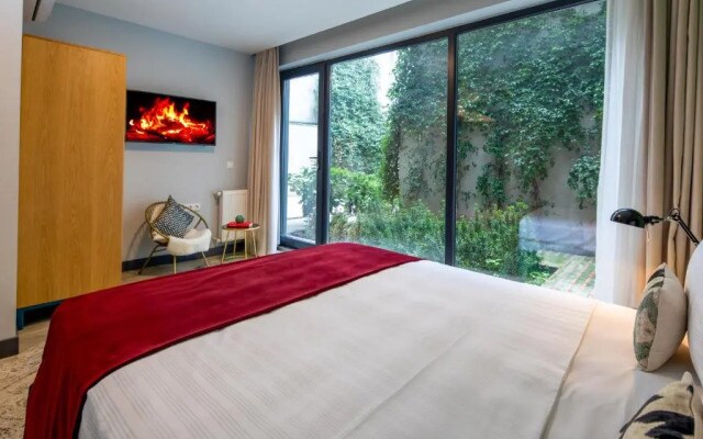 Green Parrot Hotel