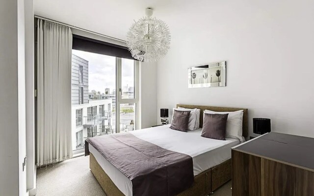 Central London Haven: Steps From Shoreditch Station
