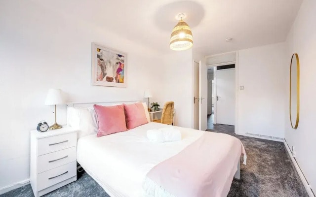 Nice 2-bed flat near earls court