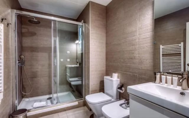 Perfectly located 4bed 4bath apartment in Barcelona 1 2