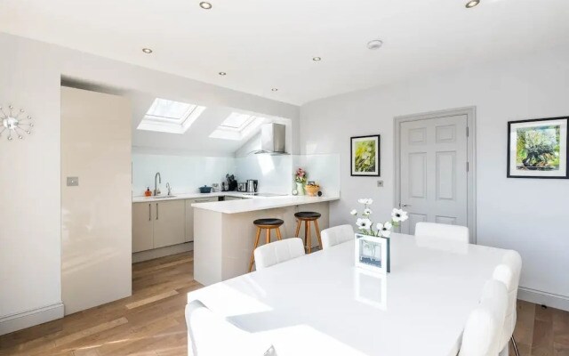 Spectacularly Stylish 2 Bed Flat Heart of Fulham