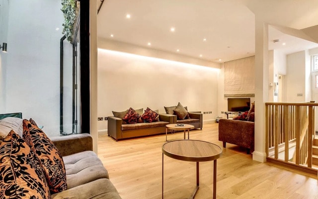 Pont Street Mews Townhouse