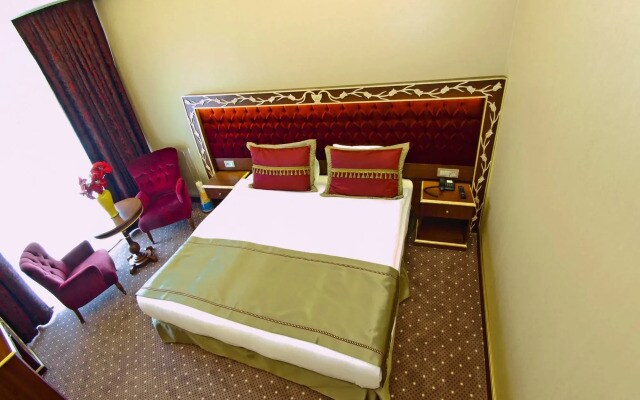 MB Deluxe Hotel
