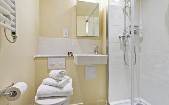 Delightful Lower Ground Studio in Leafy NW London