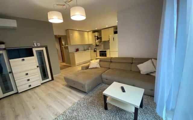 Sunny apartment, 5min to the sea. Parking. Self check in.