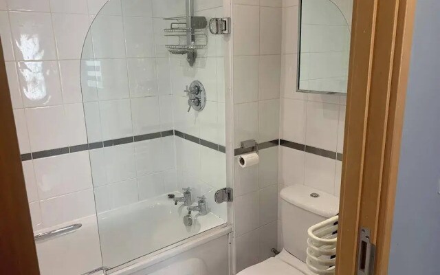 2 Bed Flat - Sleeps 6 - Parking - Wifi