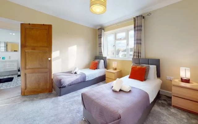 Immaculate 4-bed House in Romford