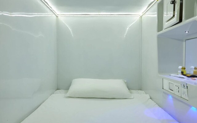 Molotoff Capsule Hotel