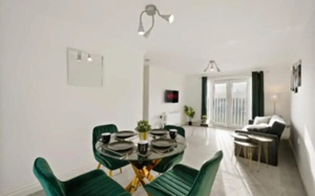 Stylish 2 bed Apt - Free Parking